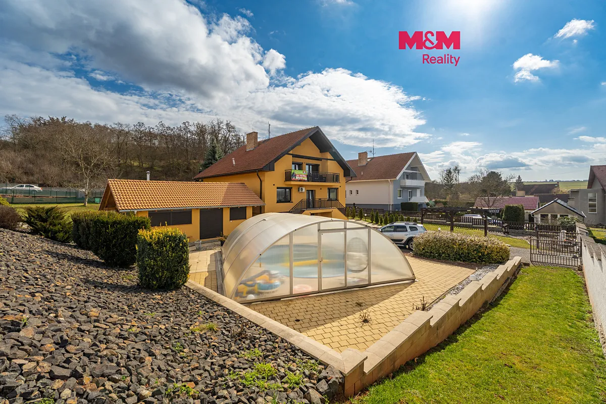 Prodej rodinného domu 280 m², pozemek 2200 m²